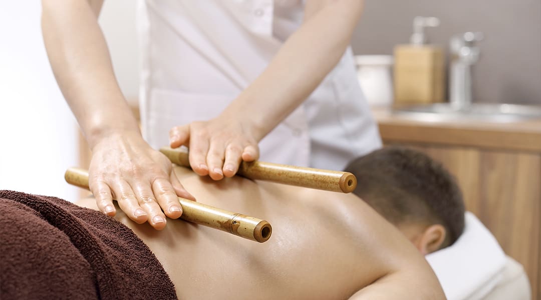 Explorer le massage aux bambous : avantages, techniques et conseils