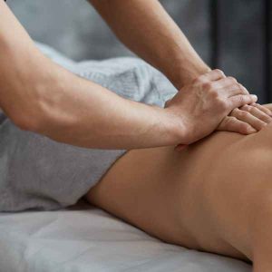  33 / 5.000 Resultados de traducción Resultado de traducción une personne recevant un massage du dos