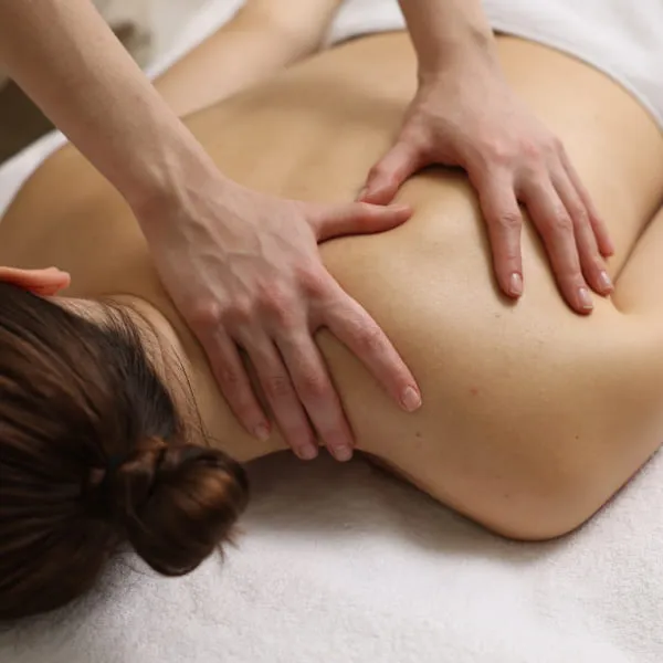 Une femme recevant un massage du dos