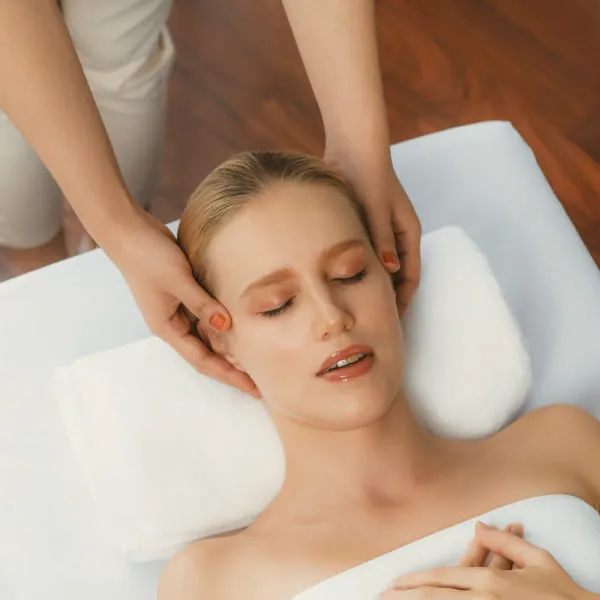 Une femme recevant un massage du visage