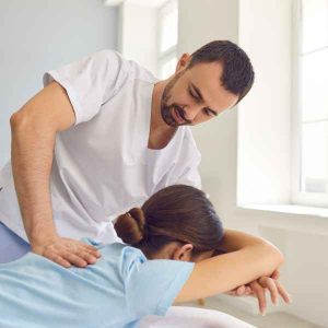 Un homme fait un massage du dos à une femme.