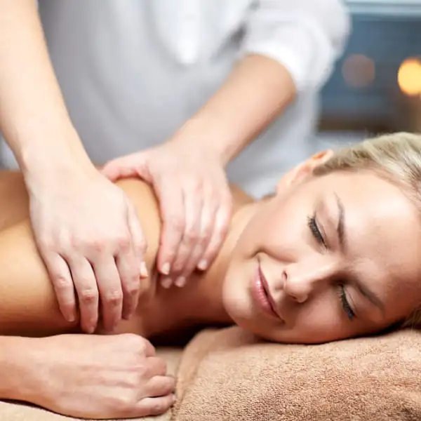 Une femme reçoit un massage suédois dans un spa.